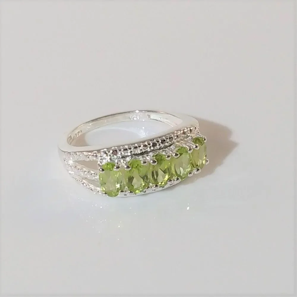 Peridot 1.4 Carats tw Ring in Sterling Silver Size 6-1/4